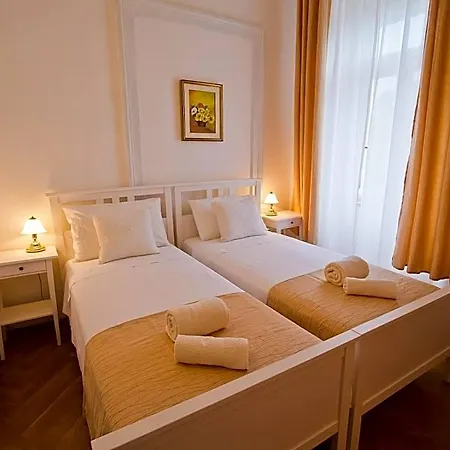 Golden Couette-café