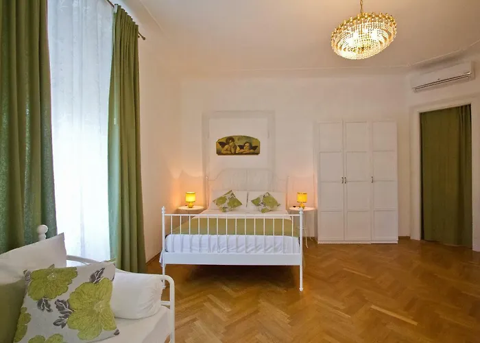 לינה וארוחת בוקר Golden