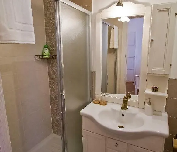 לינה וארוחת בוקר Golden 4*